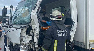 Antalya'da 3 aracın karıştığı zincirleme kazada 1 kişi yaralandı