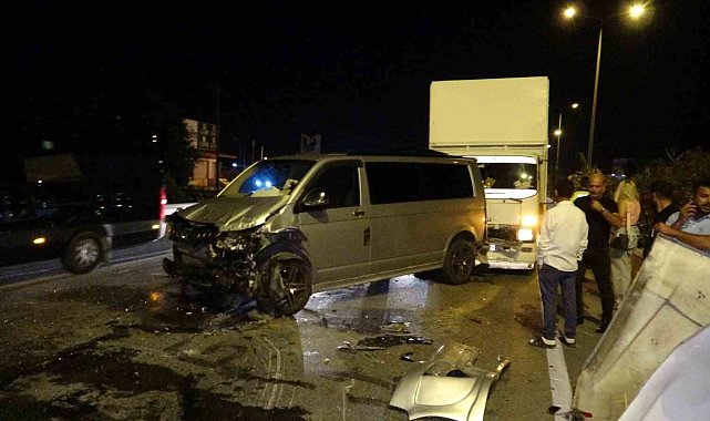 Antalya'da 3 kamyon, tur aracı ve otomobilin karıştığı zincirleme kaza: 3 yaralı