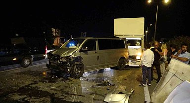 Antalya'da 3 kamyon, tur aracı ve otomobilin karıştığı zincirleme kaza: 3 yaralı