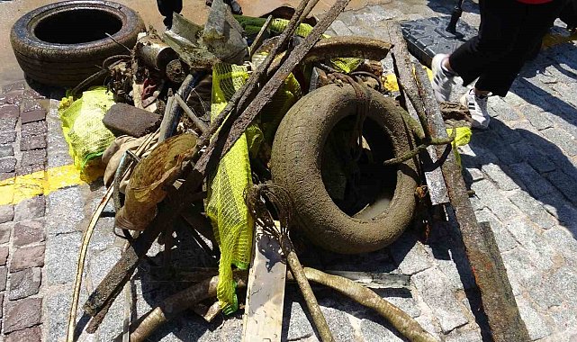 Antalya'da 35 gönüllü dalgıç denizin dibini temizledi, çıkanlar pes dedirtti
