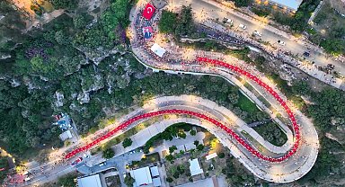 Antalya'da 400 metrelik dev Türk bayrağı ile 'Fener Alayı' düzenlendi