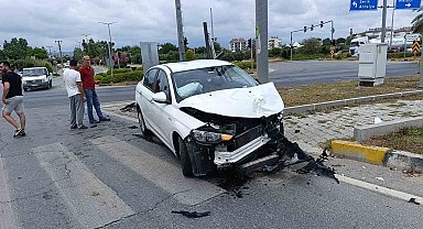 Antalya'da çarpışan araçlar hurdaya döndü: 1 yaralı