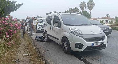 Antalya'da emniyet şeridinde duran araca motosiklet çarptı: 1 ağır yaralı
