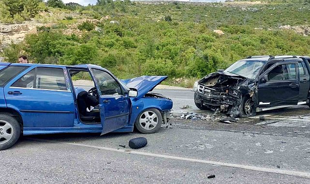 Antalya'da iki araç çarpıştı: 1 ölü, 2 yaralı
