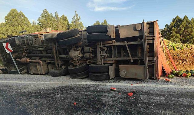 Antalya'da karpuz yüklü kamyon devrildi, tonlarca karpuz yol kenarına savruldu