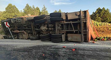 Antalya'da karpuz yüklü kamyon devrildi, tonlarca karpuz yol kenarına savruldu
