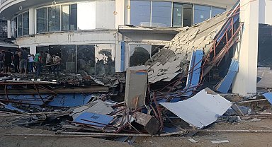 Antalya'da otel inşaatının balkonu göçtü: İşçiler canını son anda kurtardı