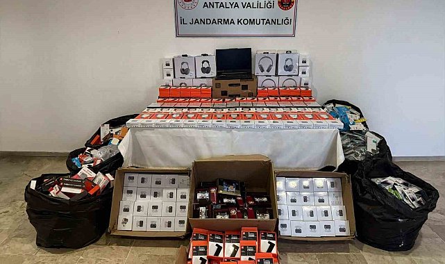 Antalya'da telefon aksesuarı operasyonunda binlerce ürün ele geçirildi