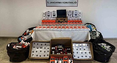 Antalya'da telefon aksesuarı operasyonunda binlerce ürün ele geçirildi