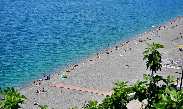 Antalya'da termometreler 28 dereceyi gösterdi, tatilciler denizin keyfini çıkardı