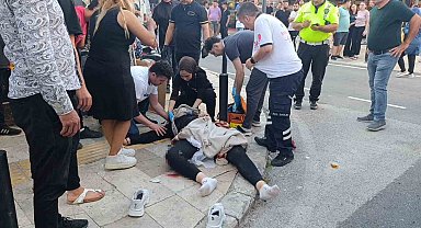 Antalya'da ters yönden çıkan otel servisi ile motosiklet çarpıştı: 1 ölü