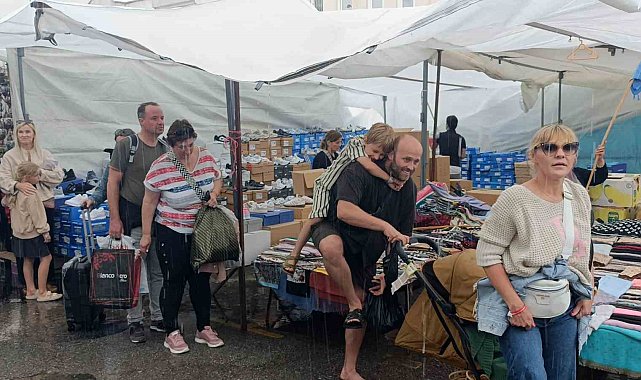 Antalya'da turistlerin pazar keyfini yağmur bile bozamadı