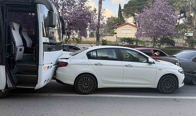 Antalya'da zincirleme kaza: 2'si çocuk 3 kişi yaralandı