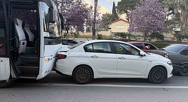 Antalya'da zincirleme kaza: 2'si çocuk 3 kişi yaralandı