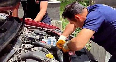 Araç motorundan çıkan sürpriz yüzleri gülümsetti
