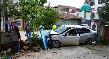 Araca çarpmamak için ani manevra yaptı, bahçe duvarına daldı: 2 yaralı