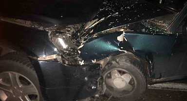 Araçlar kafa kafaya çarpıştı: 3 yaralı