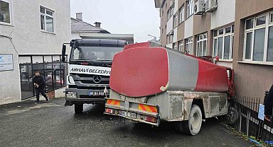 Arhavi'de freni boşalan mazot yüklü tanker kaymakamlık binasına çarparak durabildi