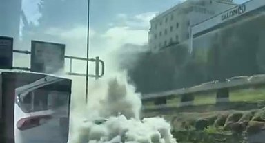 Arıza yapan araç trafiği dumana kattı