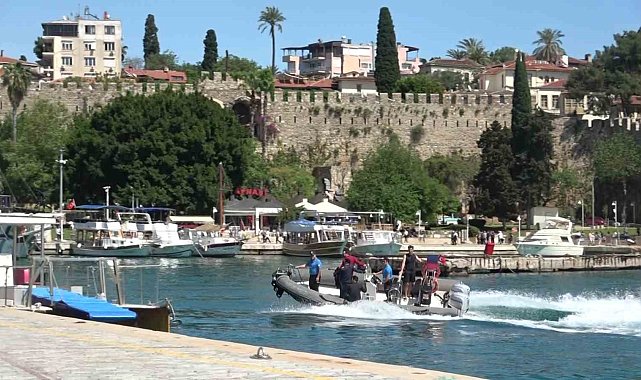 Arızalanan motorbotta mahsur kalan 3 kişiyi deniz polisi kurtardı