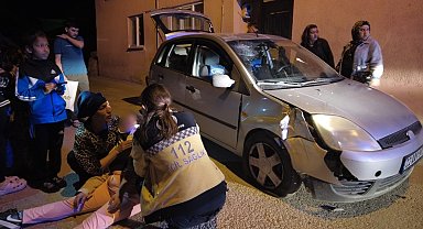 Arka koltukta oturan çocukların sorusuna cevap verdiği an kaza beraberinde geldi