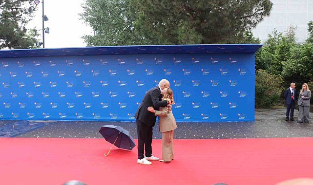Arnavutluk Başbakanı Rama, İtalya Başbakanı Meloni'yi önünde diz çökerek karşıladı