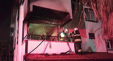 Arsuz'da ev alevlere teslim oldu