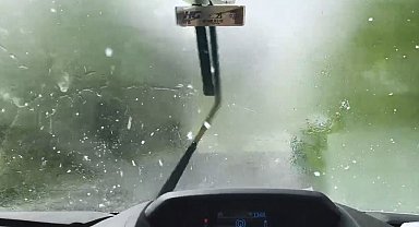 Artvin'de dolu yağışına silecekler yetişmedi