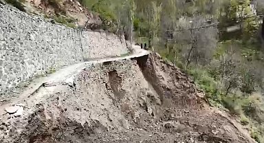 Artvin'de heyelan anı cep telefonu kamerasında