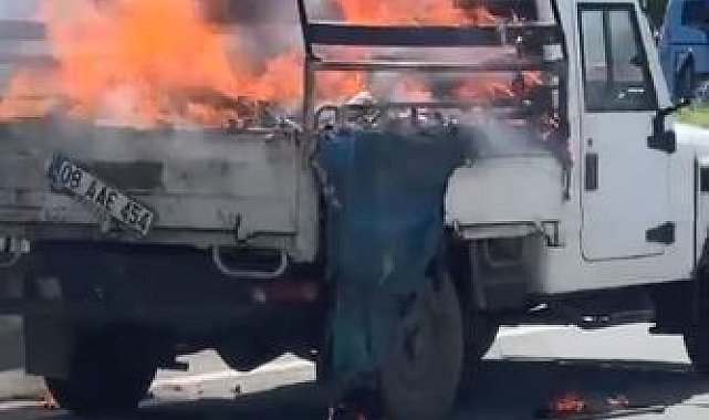 Artvin'de seyir halindeki kamyonun kasasındaki kartonlar alev aldı