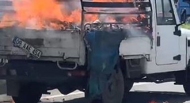 Artvin'de seyir halindeki kamyonun kasasındaki kartonlar alev aldı