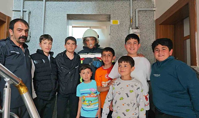 Asansör boşluğuna düşen kuş kurtarıldı