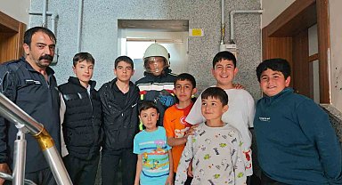 Asansör boşluğuna düşen kuş kurtarıldı