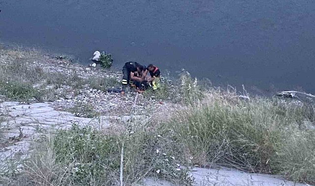 Asi Nehrinde mahsur kalan vatandaşı itfaiye ekipleri kurtardı