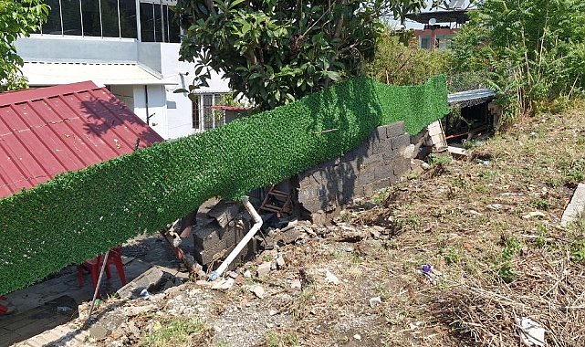 Aşırı yağış evlerin bahçe duvarlarını yıktı