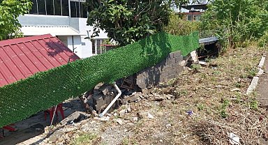 Aşırı yağış evlerin bahçe duvarlarını yıktı