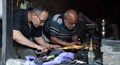 Asırlık dükkânda baba-oğulun bıçak mesaisi