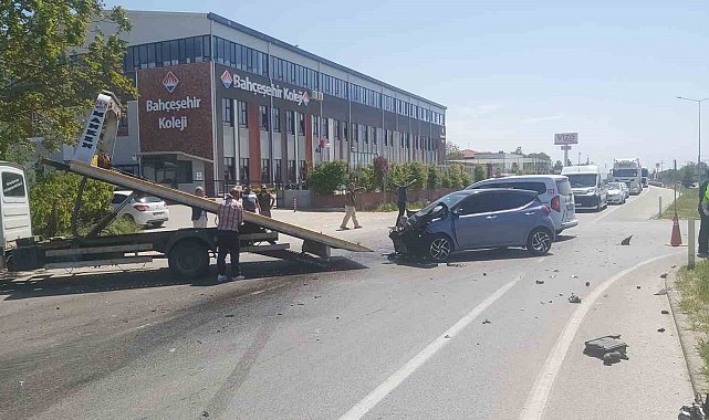Askeri araçla otomobil çarpıştı: 3'ü askeri personel 4 kişi yaralandı