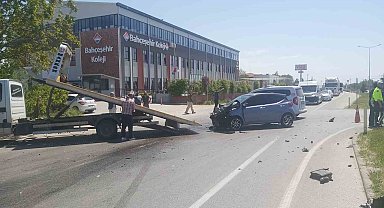 Askeri araçla otomobil çarpıştı: 3'ü askeri personel 4 kişi yaralandı