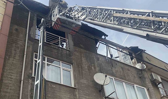 Ataşehir'de bir binanın çatı katı yanarak alevlere teslim oldu