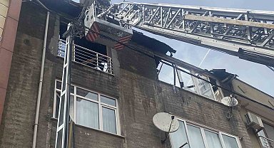 Ataşehir'de bir binanın çatı katı yanarak alevlere teslim oldu