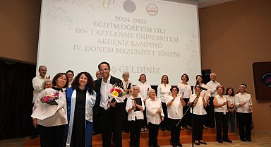AÜ 60+ Tazelenme Üniversitesinde mezuniyet sevinci