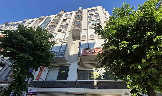 Avcılar'da binadan kopan beton parçaları bir kadının kafasına düştü