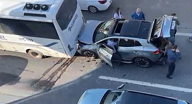 Avcılar'da kontrolden çıkan araç otobüse çarptı