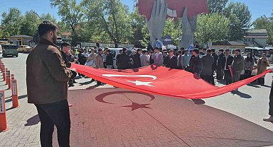 Ay yıldızın gölgesinde Türkçülük yürüyüşü