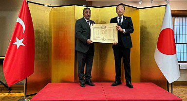 Aydın'ın başarılı müdürü Mumcu'ya Japonya İmparatorluk Nişanı verildi