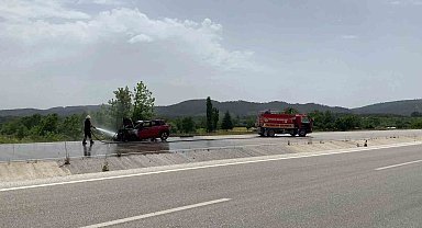 Ayvacık'ta seyir halindeki otomobil yandı