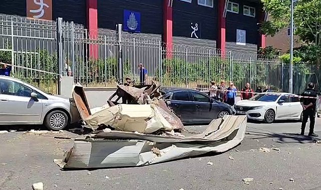 Bağcılar'da bir iş yerinde bulunan buhar kazanı patladı. Olayda 1 kişi yaralanırken, 2 otomobil zarar gördü. Olay yerine çok sayıda itfaiye ve sağlık ekipleri sevk edilirken, ekiplerin müdahalesi devam ediyor.