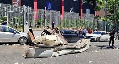 Bağcılar'da bir iş yerinde bulunan buhar kazanı patladı. Olayda 1 kişi yaralanırken, 2 otomobil zarar gördü. Olay yerine çok sayıda itfaiye ve sağlık ekipleri sevk edilirken, ekiplerin müdahalesi devam ediyor.