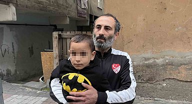 Bağcılar'da otomobilin çarptığı çocuk yaralandı: O anlar kamerada